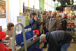 Магазин «МВ Групп». Очередь в кассу!