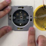 Монтаж розетки и выключателя Sedna Schneider Electric