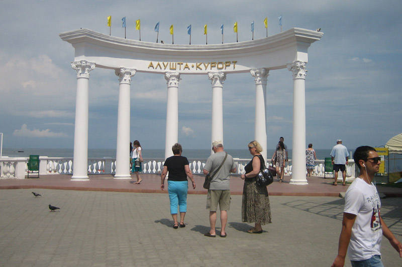 Участники конференции во время её проведения проживали в городе Алушта, в одном из пансионатов, в трёх сотнях метров от моря и примерно в полусотне километров от завода конференция дилеры Фиолент Phiolent