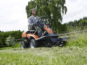 Райдеры Husqvarna R 213C и R 316T для эффективной работы весной и летом. Больше, чем газонокосилка! Райдеры Husqvarna R 213C и R 316T для эффективной работы весной и летом. Больше, чем газонокосилка!