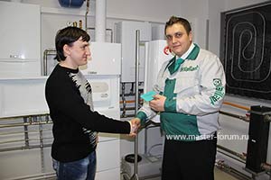 Евгений Сотниченко вручает удостоверение монтажника Vaillant