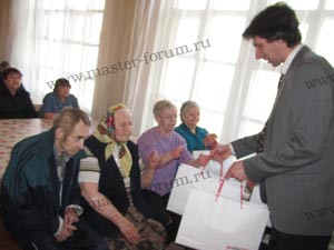В маленькой столовой собрались все, кто может самостоятельно передвигаться