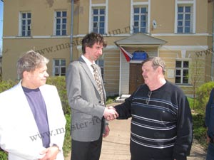Заведующий Интернатом Валерий Павлович благодарит представителей компании Vaillant и «Факт» Владимира Семушева и Бориса Рыбку за оказанную помощь