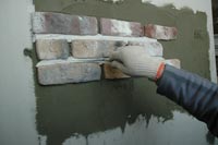 Используя шпатель для расшивки, шов заполняют раствором и затем разглаживают его вдавливающим движением